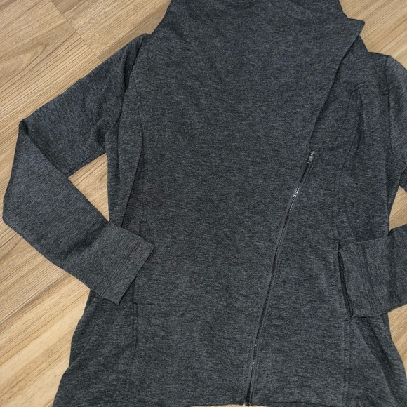 H by Bordeaux Gray Asymmetric S Sweater - Picture 2 of 8